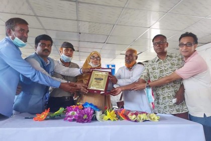 ফুলপুরে বীর মুক্তিযোদ্ধাকে সম্মাননা স্মারক প্রদান