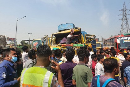 বাসে ধাক্কা দিয়ে পালান চালক, ট্রাকে আধা ঘণ্টা আটকে ছিলেন হেলপার 

