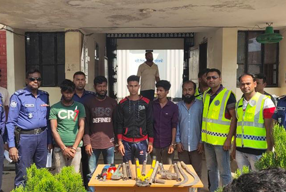 মহেশপুরে ৬ ডাকাতসহ ট্রাক আটক
