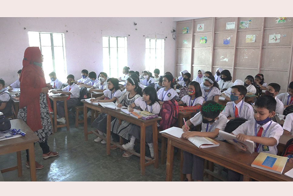 বরিশালে এখনও প্রাথমিকের হাজারো শিক্ষার্থী বই পায়নি