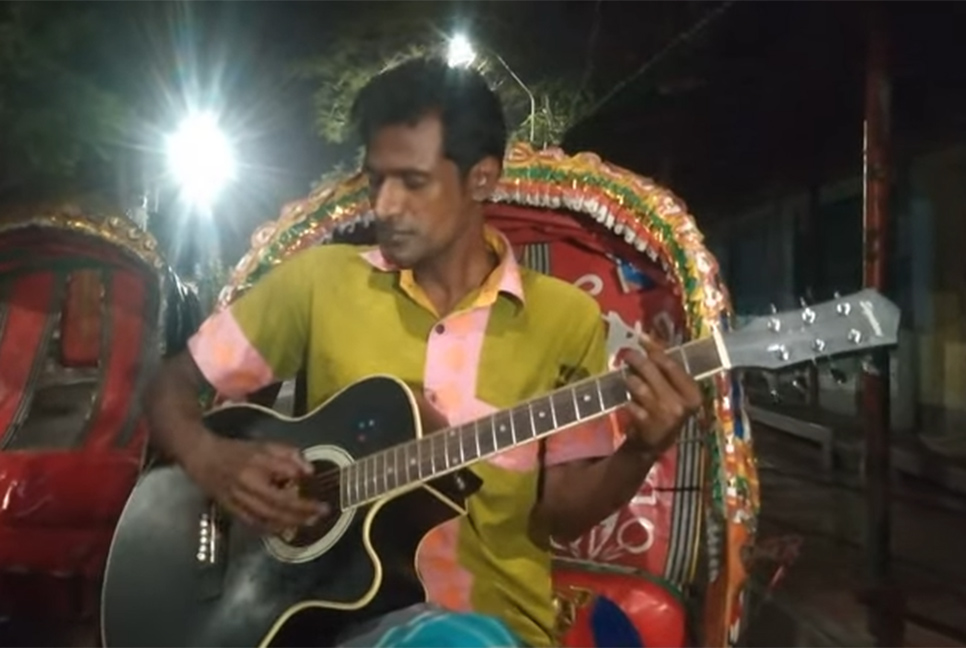 ঢাকার রাস্তায় রিকশাচালকের কণ্ঠে ইংরেজি গান, মুগ্ধ নেটিজেনরা