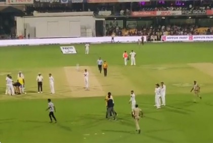 মাঠে ঢুকে কোহলির সঙ্গে সেলফি! (ভিডিও)