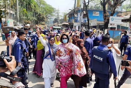 নিত্য প্রয়োজনীয় দ্রব্যের দাম কমানোর দাবিতে নোয়াখালীতে মানববন্ধন