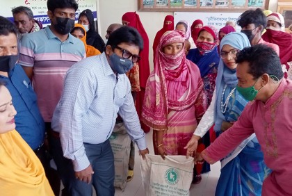 নন্দীগ্রামে ভূমিহীন পরিবারের মাঝে ত্রাণ সামগ্রী বিতরণ