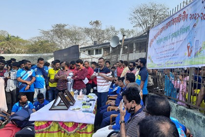 ভোলায় মাসব্যাপী ক্রিকেট লীগের ফাইনালে চ্যাম্পিয়ন একতা সংঘ 