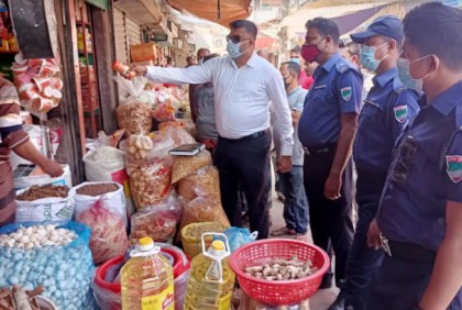 মোরেলগঞ্জে অতিরিক্ত মূল্যে পণ্য বিক্রির দায়ে পাঁচজনের জরিমানা