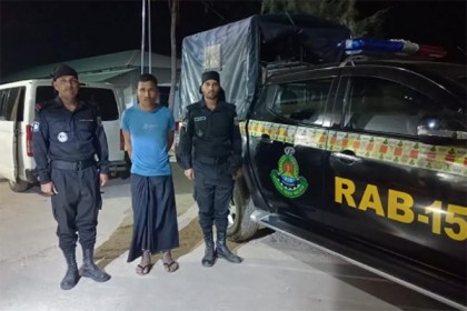 টেকনাফে অস্ত্র ও কার্তুজসহ এক সন্ত্রাসী আটক