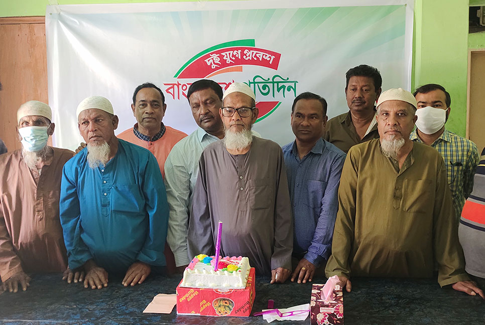 বৃদ্ধাশ্রমে কেক কেটে বাংলাদেশ প্রতিদিনের প্রতিষ্ঠাবার্ষিকী উদযাপন