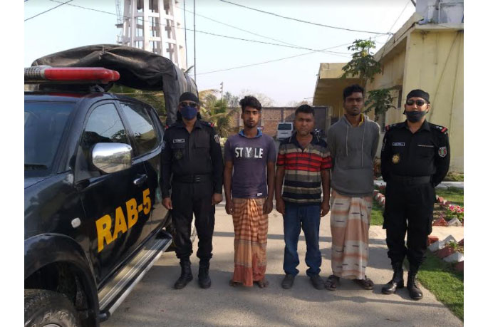 ফেনসিডিলসহ তিন মাদক ব্যবসায়ী আটক