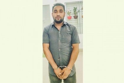 গৃহবধূকে গলায় ছুরি ঠেকিয়ে হত্যার হুমকি দিয়ে ধর্ষণ, যুবক গ্রেফতার