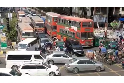 দিনভর রাজধানীর সড়কে যানবাহন চলাচলে ধীরগতি 

