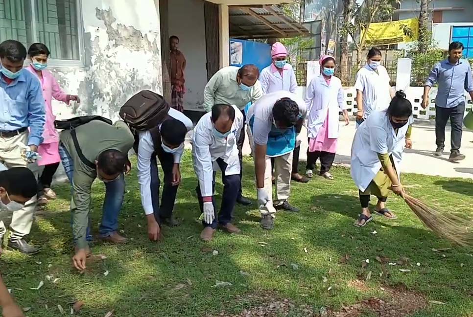 শরণখোলা হাসপাতাল পরিচ্ছন্নতা অভিযানে নামলেন চিকিৎসকরা