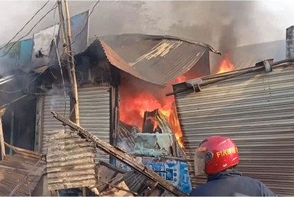 সিরাজগঞ্জে অগ্নিকাণ্ডে ৪টি দোকানের মালামাল পুড়ে ছাই