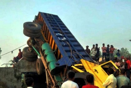 
দিনাজপুরে নিয়ন্ত্রণ হারিয়ে ট্রাক 
খাদে পড়ে চালক নিহত