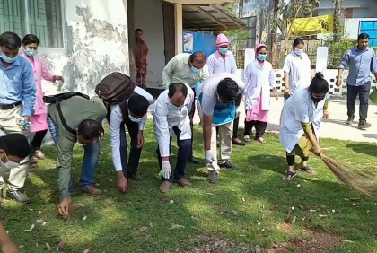 শরণখোলা হাসপাতাল পরিচ্ছন্নতা অভিযানে নামলেন চিকিৎসকরা