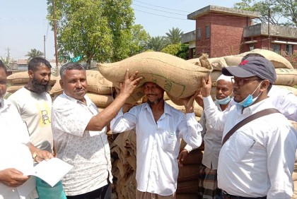 
বরগুনায় নিবন্ধিত জেলেদের মাঝে চাল বিতরণ