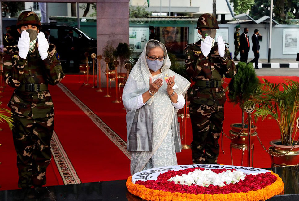 বঙ্গবন্ধুর প্রতিকৃতিতে প্রধানমন্ত্রীর শ্রদ্ধা