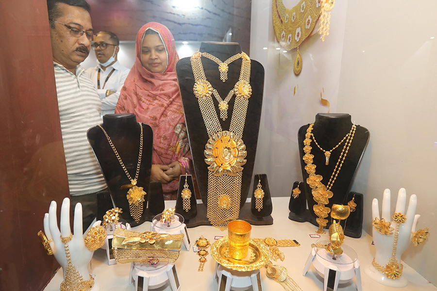 বাহারি ডিজাইনের স্বর্ণালংকার টানছে দর্শনার্থীদের