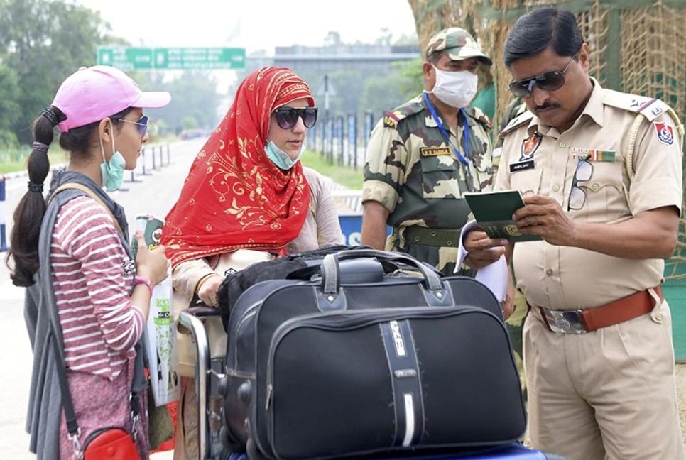 সড়কপথে ভারতের ট্যুরিস্ট ভিসায় আরও অপেক্ষা