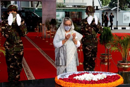 বঙ্গবন্ধুর প্রতিকৃতিতে প্রধানমন্ত্রীর শ্রদ্ধা