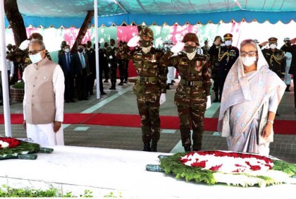 বঙ্গবন্ধুর সমাধিতে রাষ্ট্রপতি ও প্রধানমন্ত্রীর শ্রদ্ধা