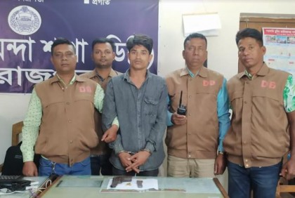 পিরোজপুরে অস্ত্র-গুলিসহ যুবক আটক