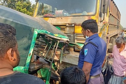 রাজবাড়ীতে ট্রাক ও মাহেন্দ্রের সংঘর্ষে নিহত ৩