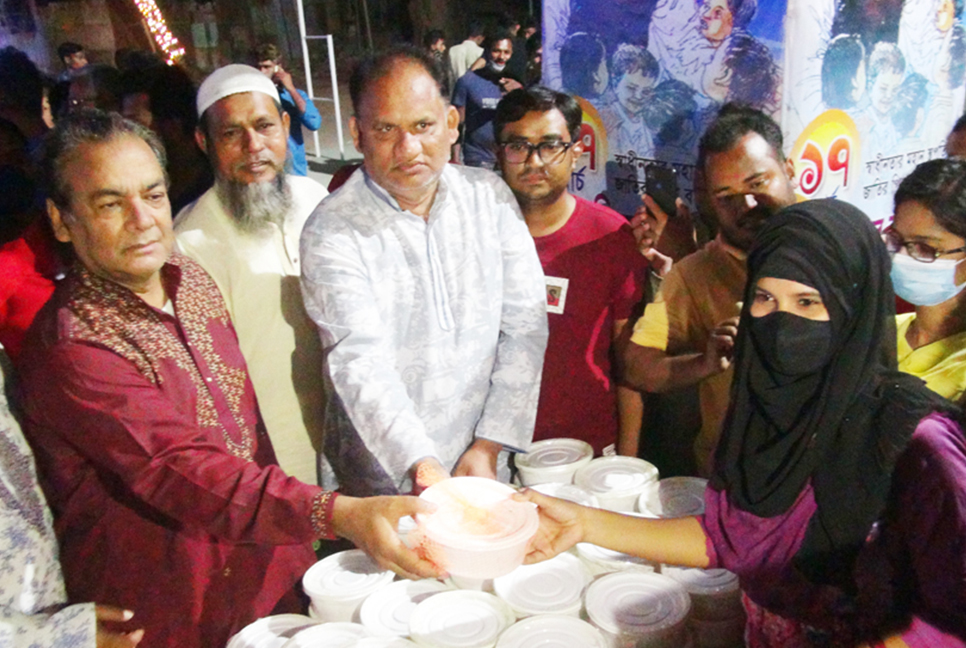 ফরিদপুরে বঙ্গবন্ধুর জন্মদিনে দরিদ্রদের মাঝে খাবার বিতরণ