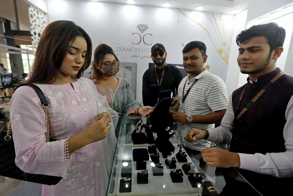 ছুটির দিনে জমজমাট জুয়েলারি মেলা