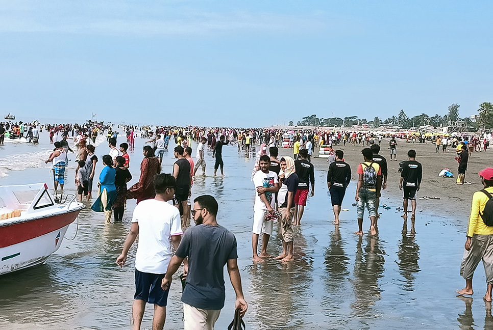তিন দিনের ছুটিতে কুয়াকাটায় পর্যটকের ভিড়