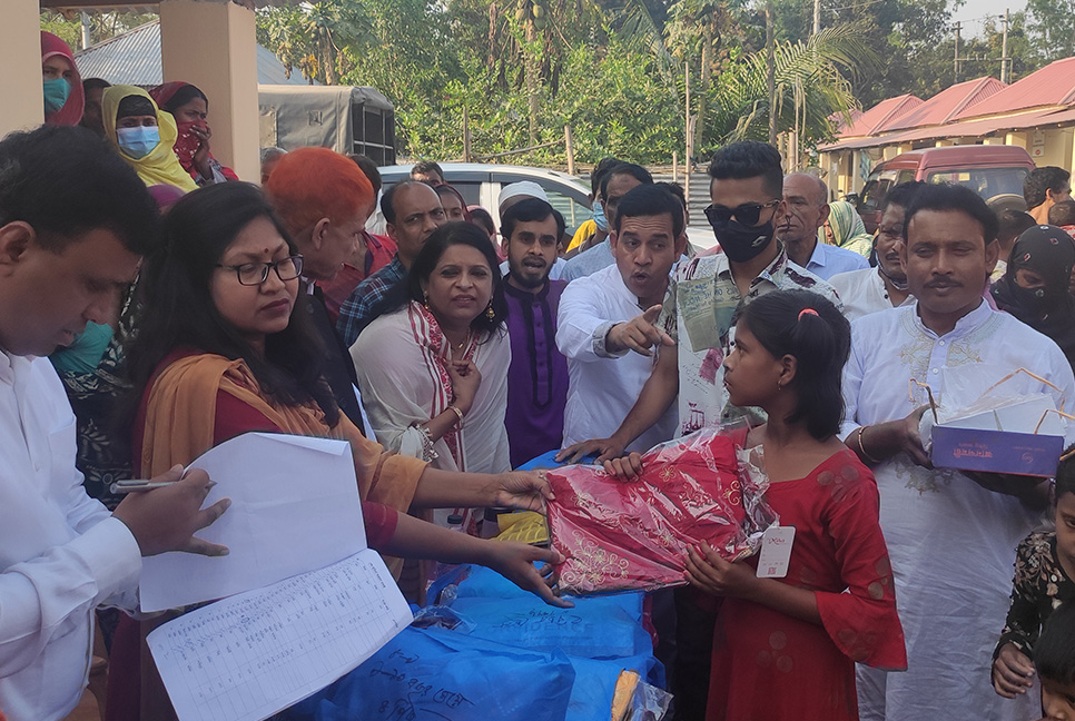 টাঙ্গাইলে আশ্রয়ণ প্রকল্পের শিশুরা পেলো নতুন জামা