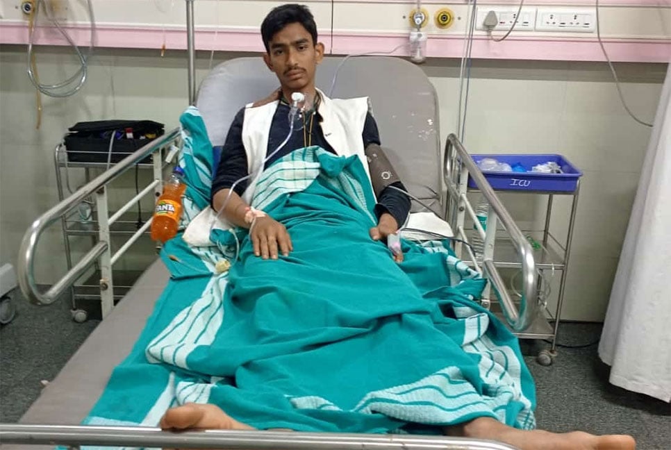 ভাইরাল হওয়ার নেশায় বিষধর সাপের ছোবলে প্রাণটাই যাচ্ছিল যুবকের!