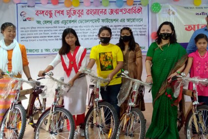 কুয়াকাটায় রাখাইন ছাত্রছাত্রীদের মাঝে সাইকেল ও স্কুল ব্যাগ বিতরণ