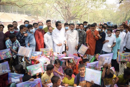 বঙ্গবন্ধুর জন্মদিন ও জাতীয় শিশু দিবসে চট্টগ্রামে শিক্ষা সামগ্রী বিতরণ