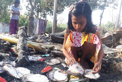 পুড়ে যাওয়া ধ্বংসস্তুপে বই-খাতা খুঁজছে শিশু মরিয়ম