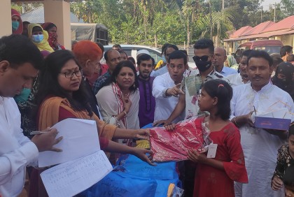 টাঙ্গাইলে আশ্রয়ণ প্রকল্পের শিশুরা পেলো নতুন জামা