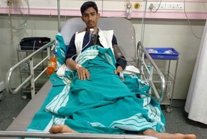 ভাইরাল হওয়ার নেশায় বিষধর সাপের ছোবলে প্রাণটাই যাচ্ছিল যুবকের!