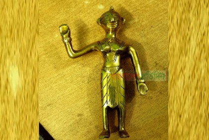 নকল সোনার মূর্তি কেনা-বেচার সময় আটক ২