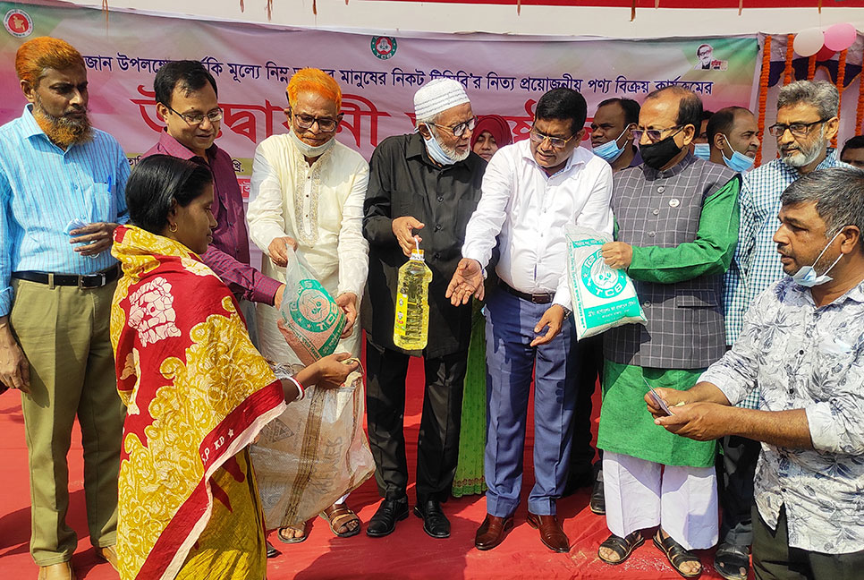 চাঁপাইনবাবগঞ্জে টিসিবির পণ্য বিক্রি শুরু