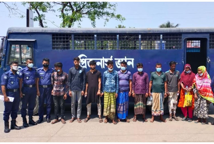 বেনাপোলে পলাতক ১০ আসামি আটক