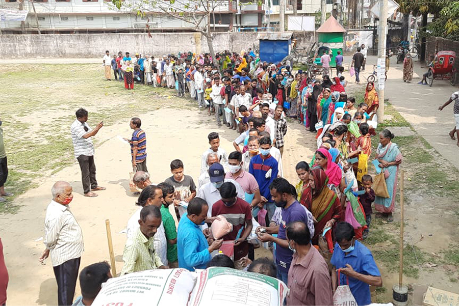 সিলেটে ফ্যামেলি কার্ডে স্বস্তি, বিতরণে ভোগান্তির অভিযোগ নারীদের