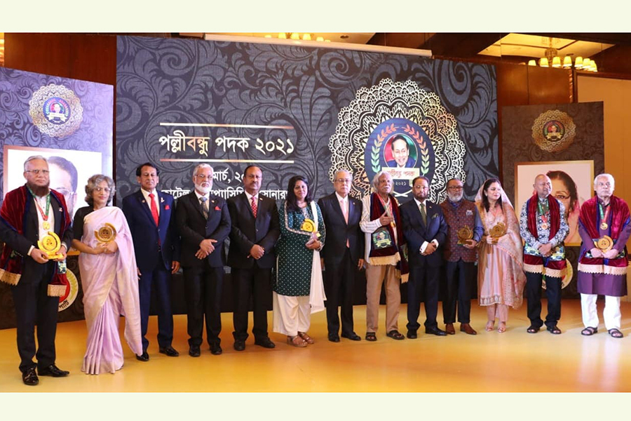 আট বি‌শিষ্ট ব্যক্তি‌কে পল্লীবন্ধু পদক দি‌য়ে‌ছে জাতীয় পা‌র্টি 