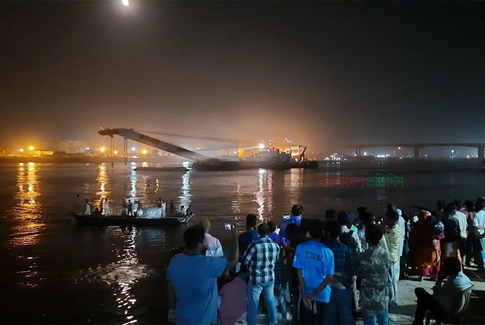 শীতলক্ষ্যায় লঞ্চডুবি : ঘটনাস্থলে উদ্ধারকারী জাহাজ 'প্রত্যয়'