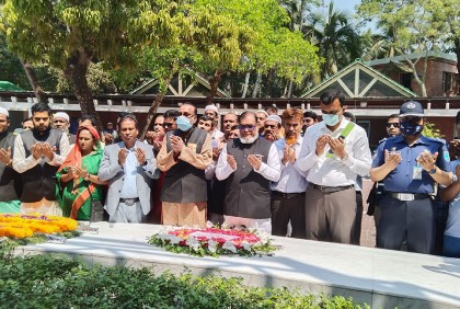 জাতির পিতার সমাধিতে মুক্তিযুদ্ধ বিষয়ক মন্ত্রীর শ্রদ্ধা