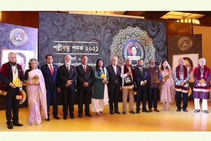 আট বি‌শিষ্ট ব্যক্তি‌কে পল্লীবন্ধু পদক দি‌য়ে‌ছে জাতীয় পা‌র্টি 