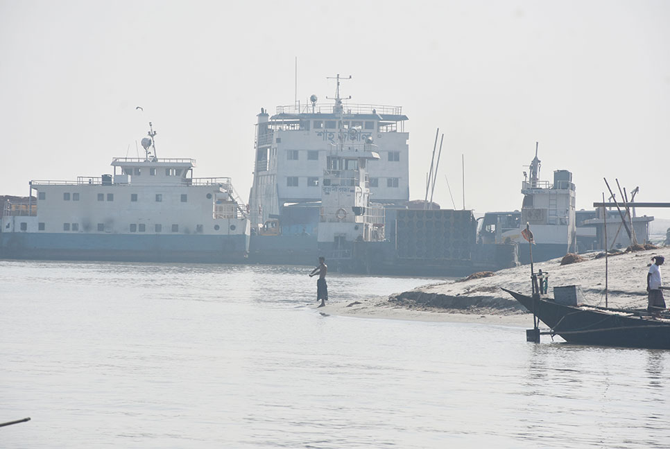 দৌলতদিয়া-পাটুরিয়া নৌ-রুটে ফেরি চলাচল স্বাভাবিক

