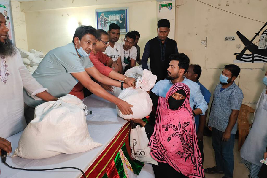 নোয়াখালীতে ৩ শতাধিক দুস্থদের মাঝে জেলা যুবলীগের ত্রাণ সামগ্রী বিতরণ