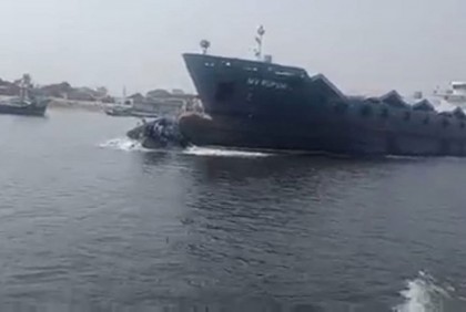 শীতলক্ষ্যায় জাহাজের ধাক্কায় ডুবে যাওয়া লঞ্চ উদ্ধার