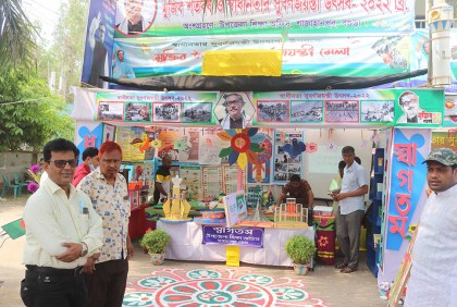 মুক্তি উৎসব মেলায় নজর
কেড়েছে শিক্ষা ও কৃষি অফিসের স্টল