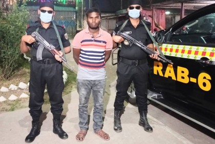 ঝিনাইদহে মাদক ব্যবসায়ী আটক  